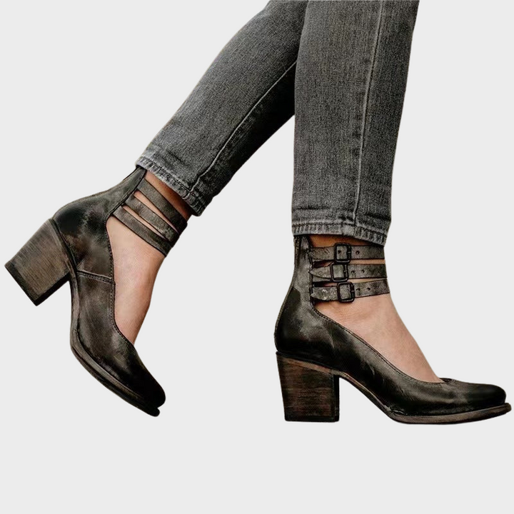 Cindy – Schuhe mit Absatz und Schnallenriemen