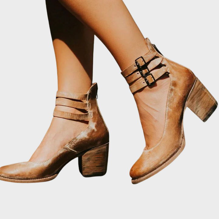 Cindy – Schuhe mit Absatz und Schnallenriemen