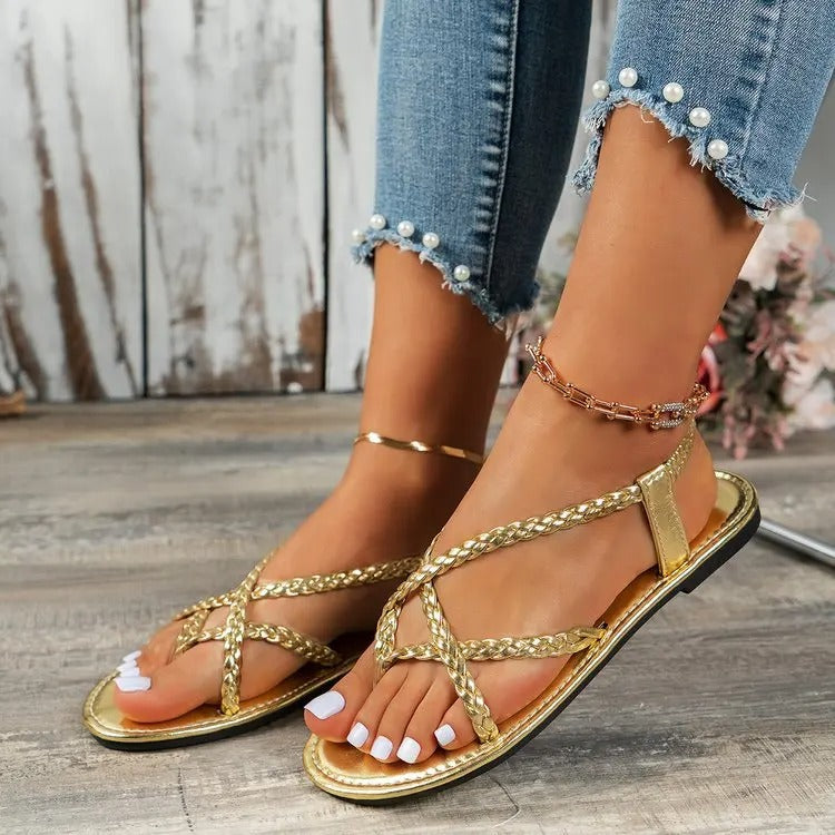 Damen Geflochtene Flachsandalen – Metallbeschichtung, Clip-Zehe & Stilvoll