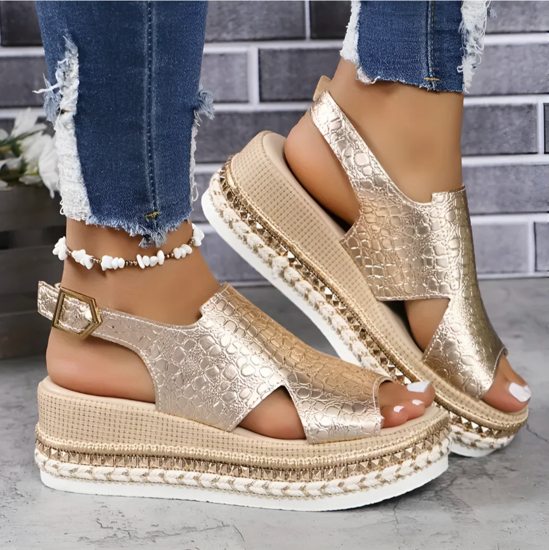 Damen Plateau Sandalen | Metallic Croco Design – Keilabsatz, Slingback Riemen & Moderner Sommer Chic