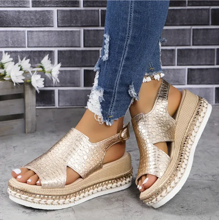 Damen Plateau Sandalen | Metallic Croco Design – Keilabsatz, Slingback Riemen & Moderner Sommer Chic