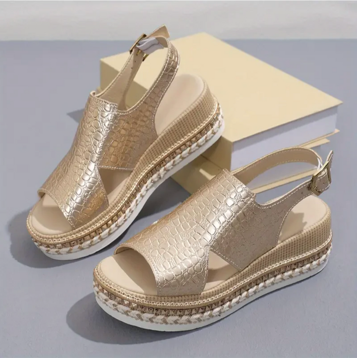 Damen Plateau Sandalen | Metallic Croco Design – Keilabsatz, Slingback Riemen & Moderner Sommer Chic