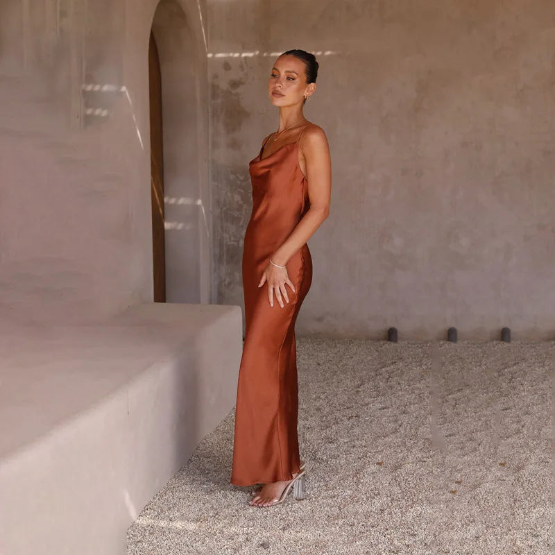 Leonie | Damen Langes Satinkleid – V-Ausschnitt, Geraffite Taille & Elegant