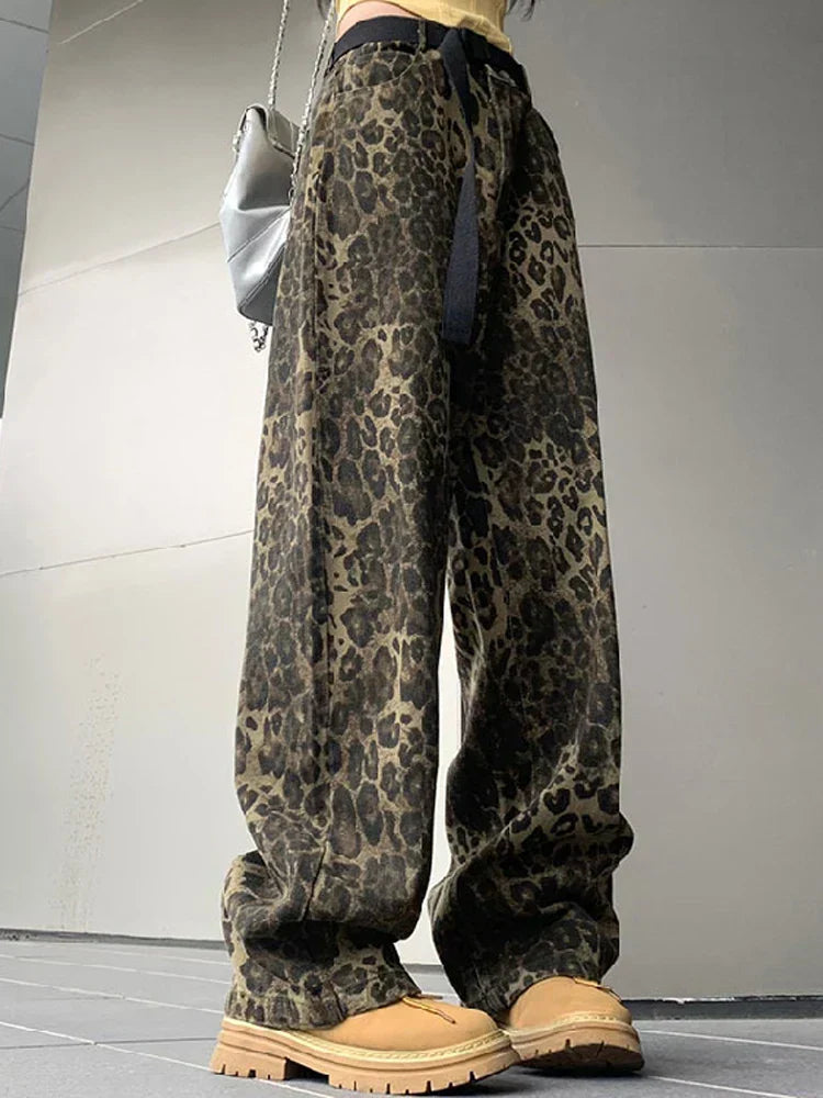 Claudia | Damen Streetwear-Jeans mit lockerem Schnitt und Leopardenmuster
