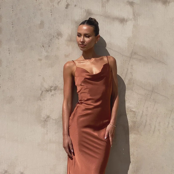 Leonie | Damen Langes Satinkleid – V-Ausschnitt, Geraffite Taille & Elegant