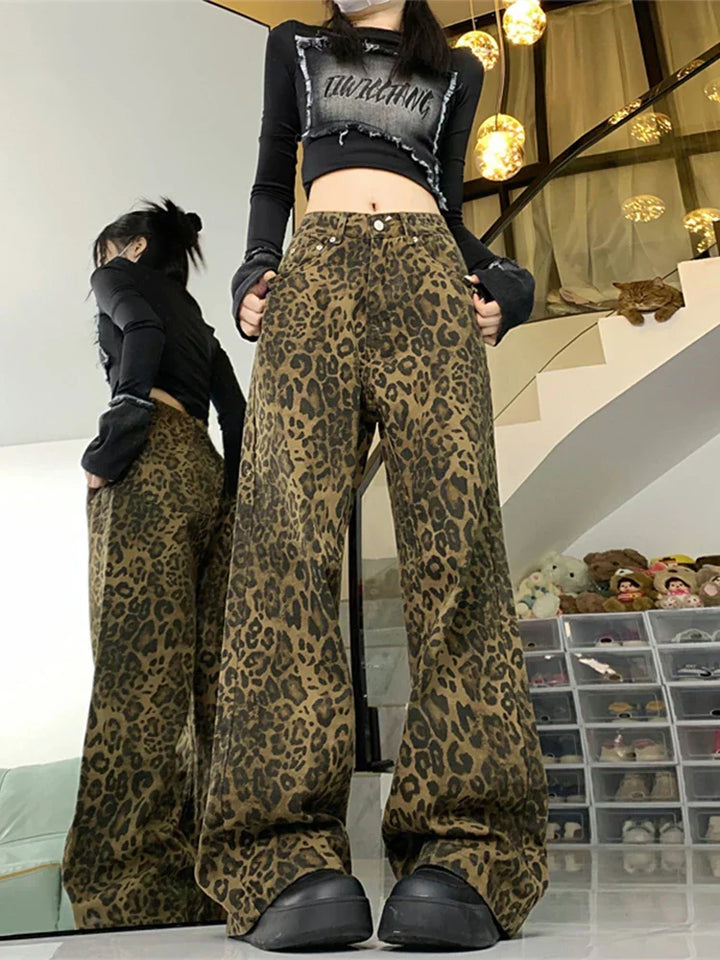 Claudia | Damen Streetwear-Jeans mit lockerem Schnitt und Leopardenmuster