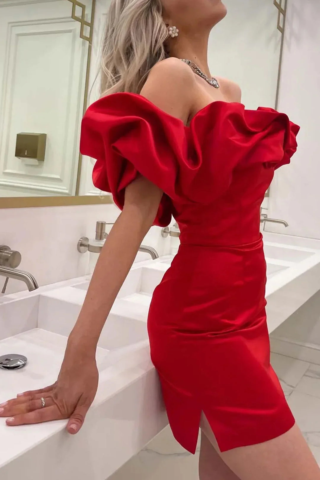 Damen Satin Mini-Kleid – Schulterfrei, Figurbetont & Glamourös