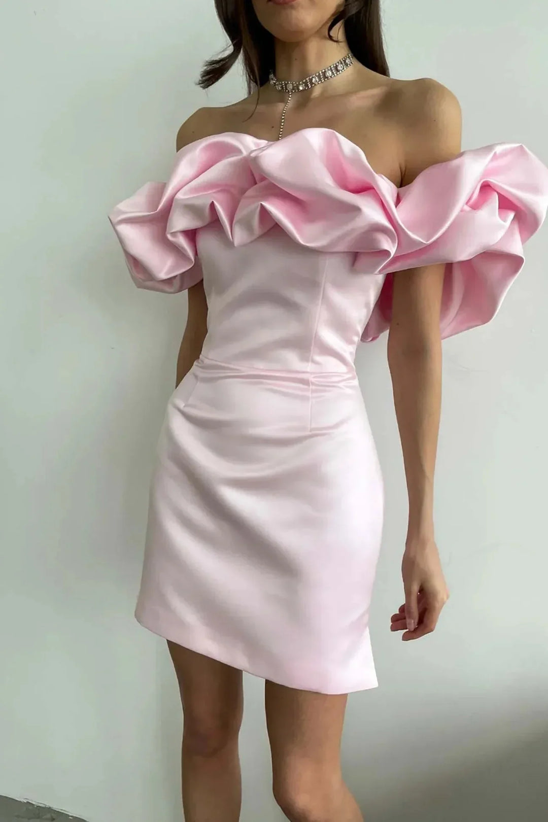 Damen Satin Mini-Kleid – Schulterfrei, Figurbetont & Glamourös