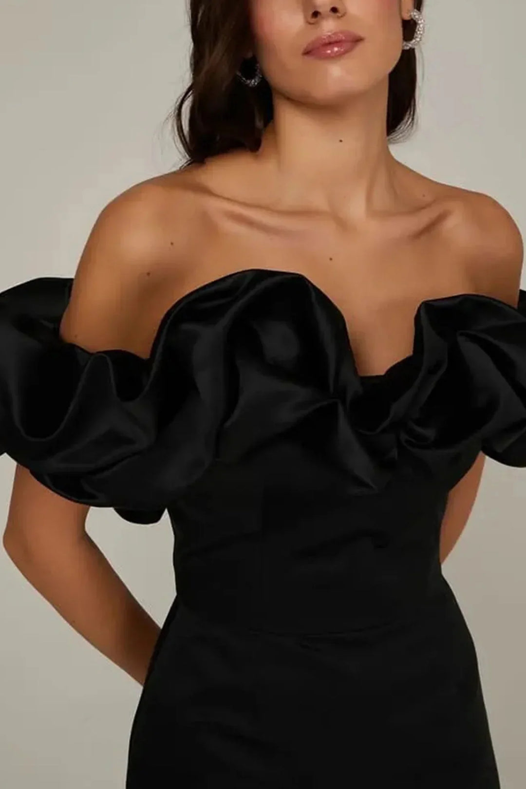 Damen Satin Mini-Kleid – Schulterfrei, Figurbetont & Glamourös